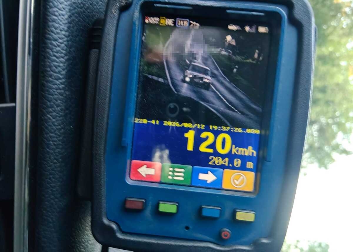 Jechał BMW 120 km/h w terenie zabudowanym. Pasażer miał amfetaminę w bieliźnie